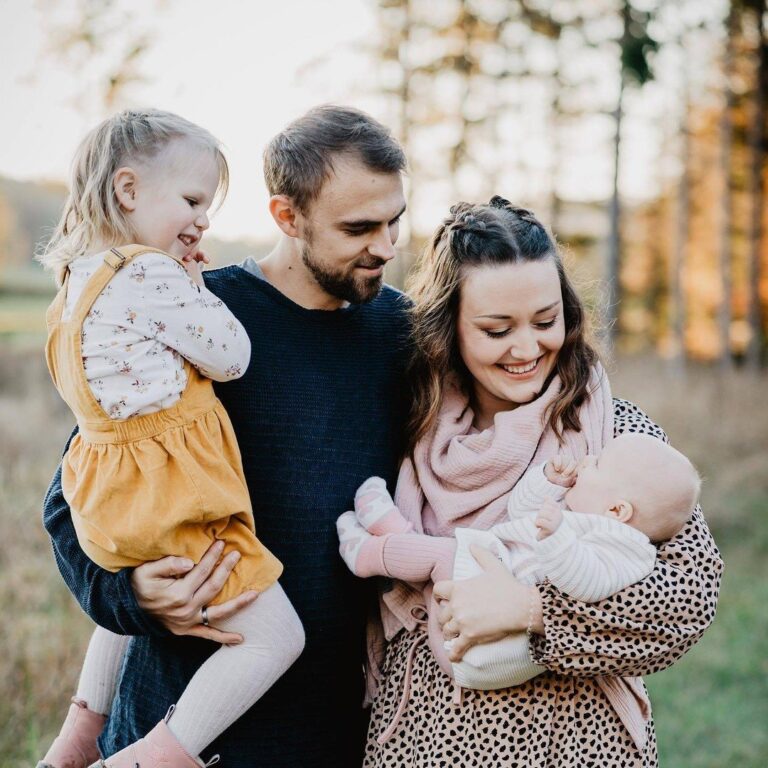Familienshooting im Herbst mit zwei kleinen Kindern