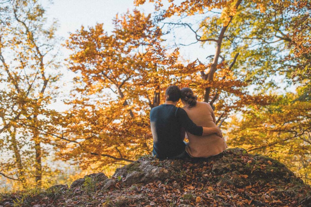 Paar beim Herbst-Shooting auf dem Rosenstein bei Heubach
