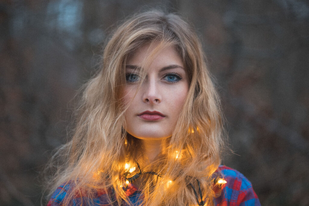 Junge Frau mit Lichterkette